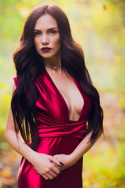 Kobieta W D Ugiej Czerwonej Sukience Sam W Lesie Bajeczny I Tajemniczy