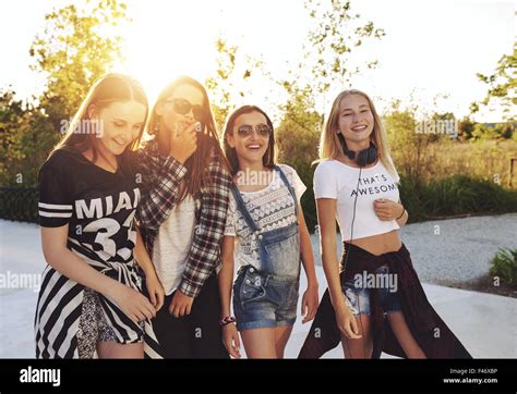 four girls fotos und bildmaterial in hoher auflösung alamy