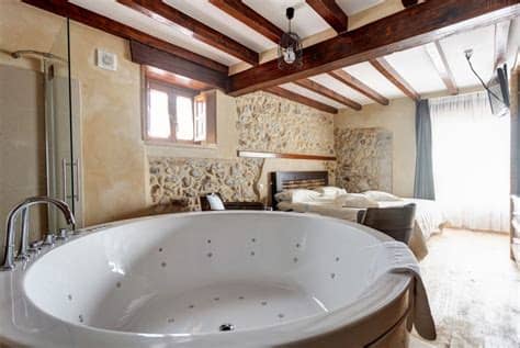 Restaurada respetando los elementos característicos de las construcciones en aldeas. Escapada romántica en Cantabria con jacuzzi - La Posada de ...