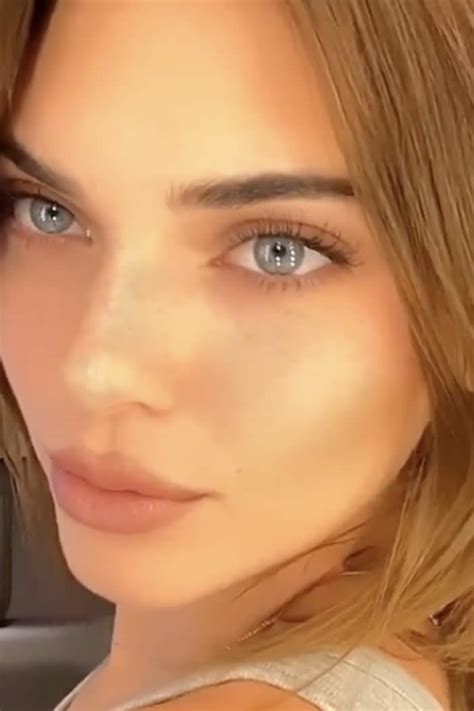 kendall jenner dyed her hair blonde and looks totally different person