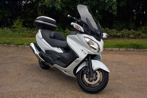 The 650 twin has enough power to ensure a surfeit in any roadgoing situation. Review: Suzuki Burgman 650 Executive 2016 | Road Tests ...