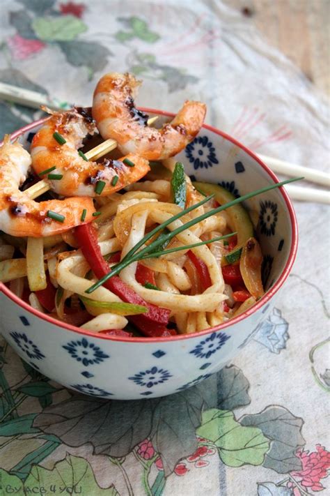 Les meilleures recettes de sushis et makis, pour préparer facilement à la maison ces bouchées japonaises au riz et au poisson. Recette facile de nouilles japonaises sautées - Udon aux ...