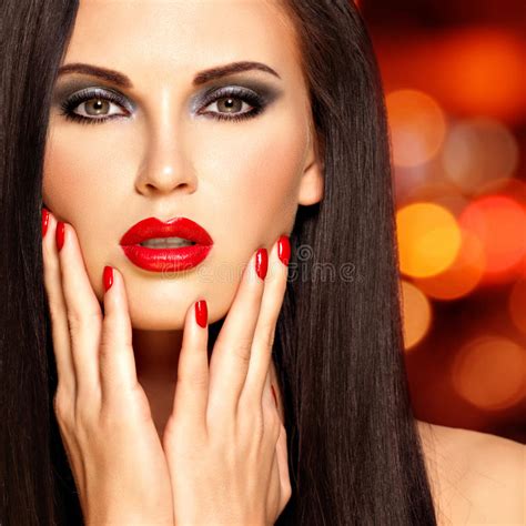 gezicht van een mooie vrouw met rode spijkers en lippen stock foto image of sensualiteit