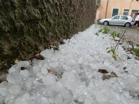 Per questo il centro funzionale decentrato della protezione civile regionale ha emesso un nuovo avviso di criticità idrogeologica per i disagi che potrebbero verificarsi nel sistema di drenaggio urbano e lungo la rete idrografica minore. Maltempo, grandine e temporali in Veneto ...