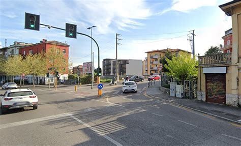 Verona Auto Passa Con Il Rosso E Investe Una Ciclista In Viale Galliano