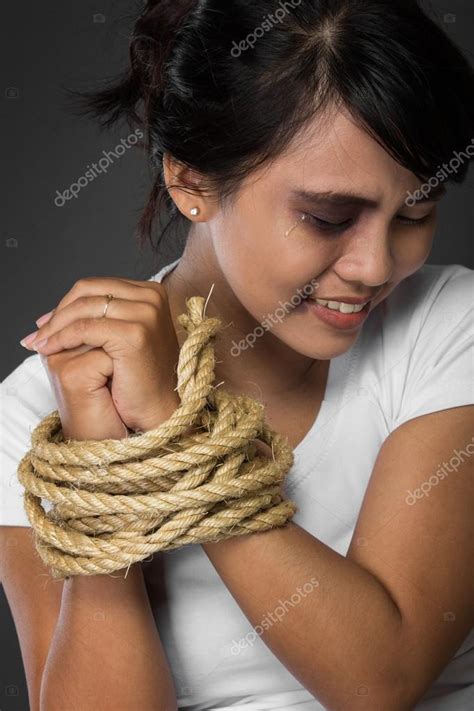 femme avec mains ligoté avec une corde abusée Photographie odua