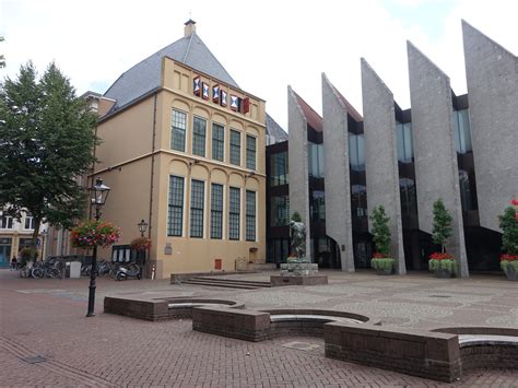 Na północ leży założone w 994 stare miasto (altstadt), a na zachód założone w xii wieku nowe miasto (neustadt). Zwolle, Gaststätten am Grote Kerkplein in der Altstadt (23 ...