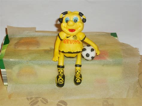 Eine zitronige geburtstagstorte in dem vereinslogo von. Andrea`s Tortenhobby: BVB Torte