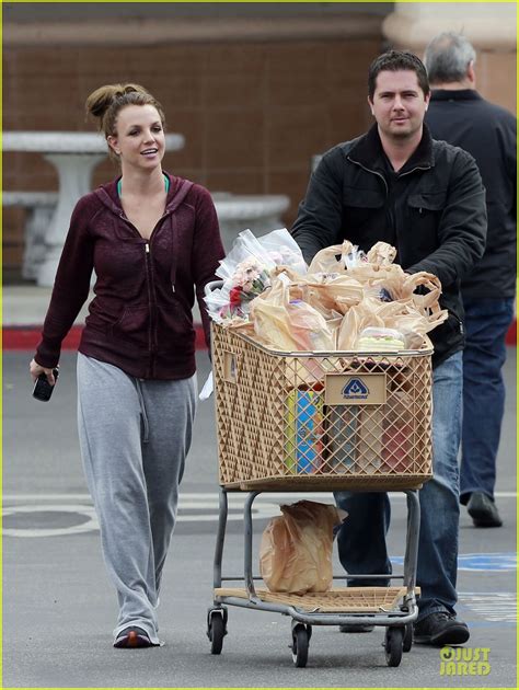 Photo Britney Spears Flowering Grocery Stop 07 Photo 2827414 Just
