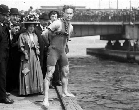 20 Amazing Photographs Of Harry Houdini A Famous Magician And Escape