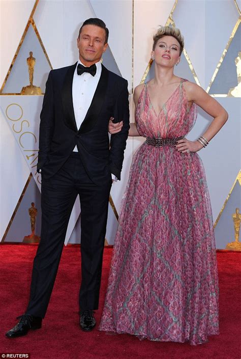 Scarlett Johansson Scolded By Samuel L Jackson At Oscars Daily Mail