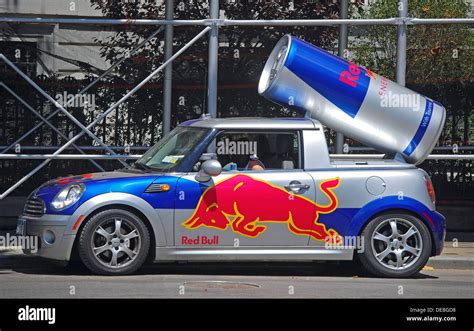 Une Voiture De La Publicité Pour La Boisson énergisante Red Bull Dans