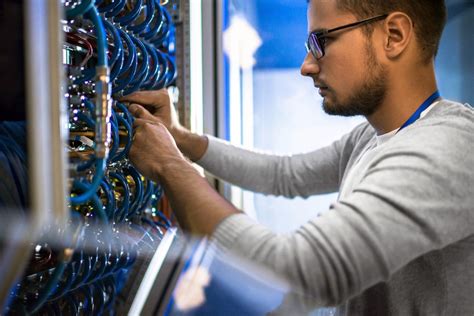 La baie de brassage est une armoire technique qui contient et qui centralise l'ensemble des éléments indispensables au fonctionnement optimal du réseau électrique de votre entreprise. Installer une baie de brassage en entreprise ...