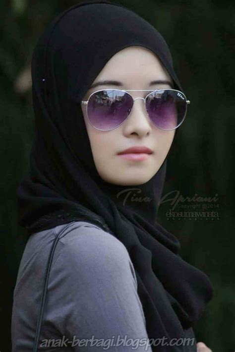 Foto Cewek Cantik Berjilbab Pakai Kacamata Terbaru Wanita Berkaca Mata Hitam 1067x1600