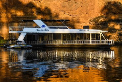 Luxury Houseboats Hire On The River Murray In Mannum Sa White Houseboats