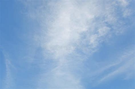 Nube Suave Con Fondo Azul Del Cielo Foto De Archivo Imagen De Claro