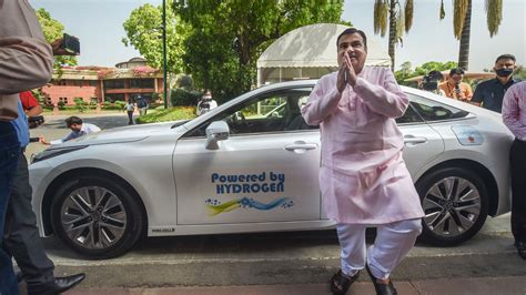 Nitin Gadkari Drives Indias First Green Hydrogen Powered Car To