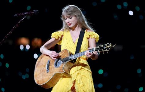Watch Taylor Swift Give I Think He Knows Its Live Debut