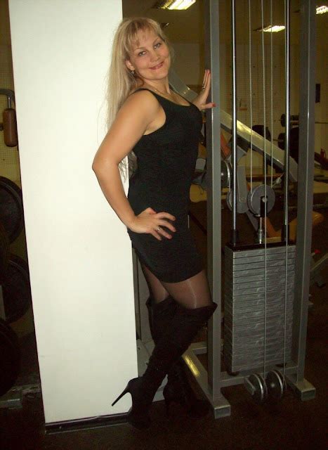 Блог Мысли Дамочек Зрелая блондинка пришла в спортзал в черном платье колготках и сапогах