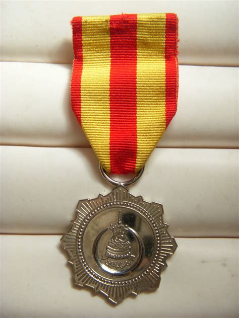 The pingat perkhidmatan setia (loyal service medal or loyalty service medal) is a medal awarded by the sarawak state government as a token of gratitude towards a civil service personnel who has served for 20 continuous or 25 accumulated years of service. NOSTALGIA: KOLEKSI MEDAL