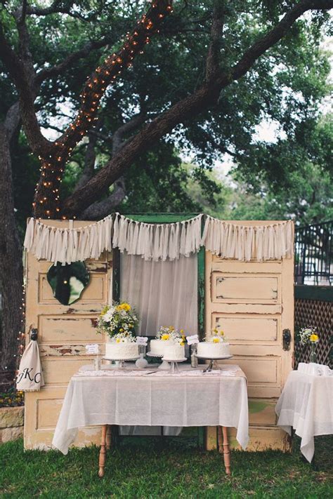 35 Rustic Old Door Wedding Decor Ideas For Outdoor Country