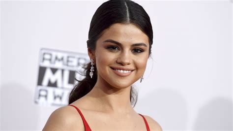 Selena Gomez Hits Back At Body Shamers With Sydney Harbour Clip