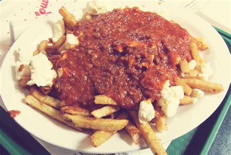 Poutine is a canadian dish, originating in the province of quebec, made with french fries and cheese curds topped with a light brown gravy. Recette de Poutine italienne toute simple et rapide à faire