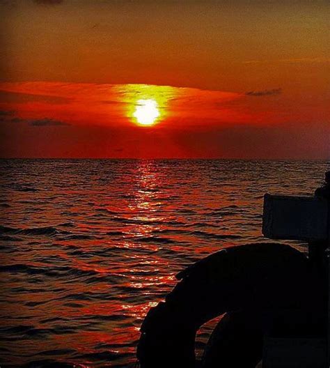 Pemandangan pada waktu senja di laut dengan warna panas pemandanganoce. Pemandangan Pada Waktu Senja Di Laut Dengan Warna Panas ...