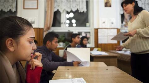 Los Niños Gitanos Rumanos Se Agarran A La Educación Para Salir De La