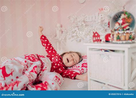 Mädchen In Den Roten Pyjamas Schlafend Im Bett Stockfoto Bild Von Mädchen Getrennt 85837816