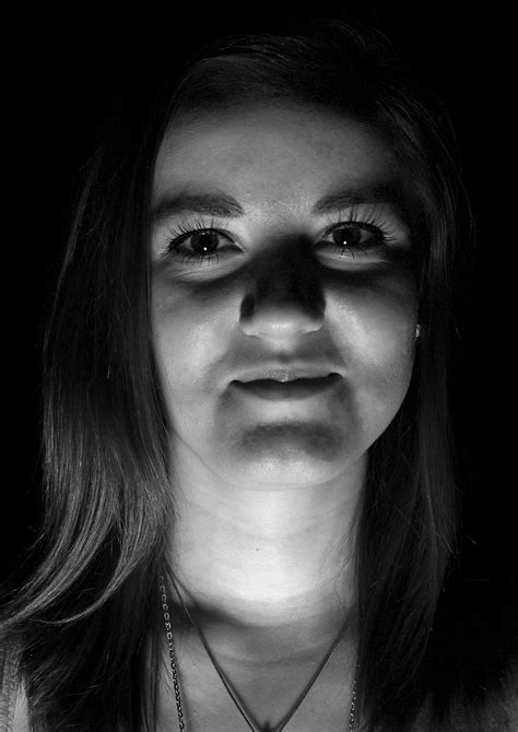 무료 이미지 검정색과 흰색 소녀 여자 화이트 사진술 초상화 모델 어둠 검은 단색화 레이디 표정 미소