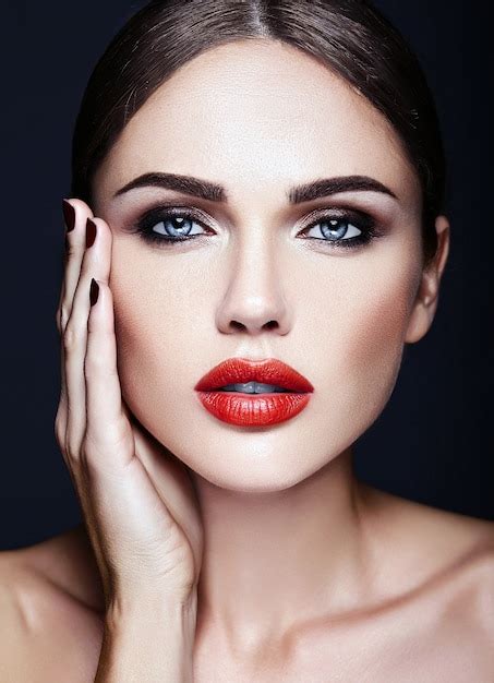 Retrato De Glamour Sensual Da Senhora Modelo Linda Mulher Com Lábios Vermelhos Cor E Rosto De