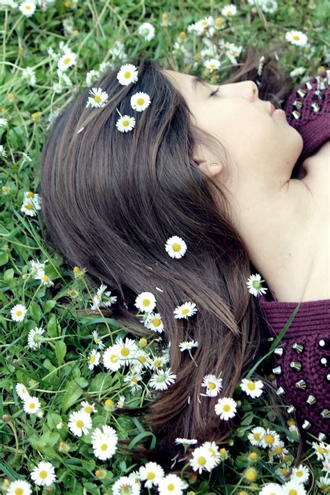 图片素材 性质 草 厂 女孩 女人 头发 摄影 弹簧 绿色 公园 浪漫 新娘 植物群 发型 花卉 普拉托 面对 眼 照片 相互作用 花花束