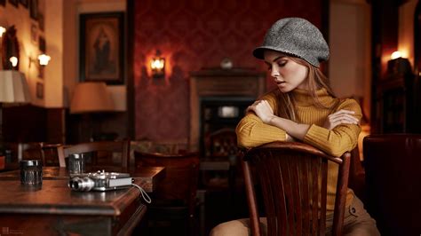 壁纸 妇女 阿纳斯塔西娅·谢格洛娃 金发女郎 肖像 模型 椅子 表 坐着 相机 纹身 双臂交叉 2048x1152