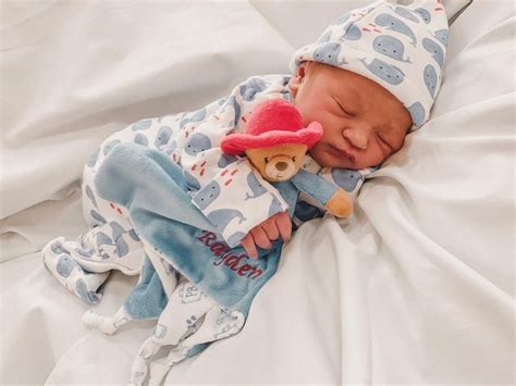7 Foto Gaya Kimberly Ryder Momong Putranya Rayden Bayi Bule
