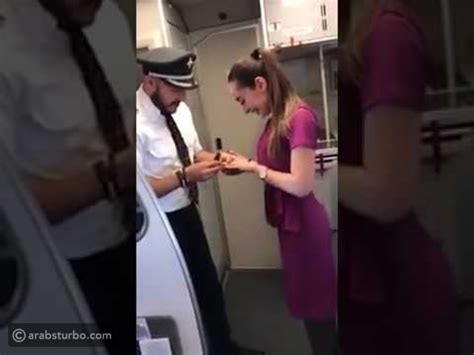 فيديو كابتن يطلب يد مضيفة أثناء الرحلة