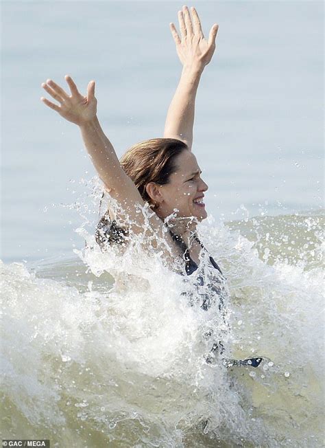 Jennifer Garner Showcases Her Gorgeous Figure As She Splashes Around