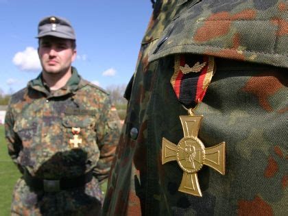 Kun je niet vinden wat je zoekt? Ehrenkreuz der Bundeswehr für Tapferkeit an Uniform und ...