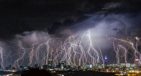Dramatic Photos Of Lightning Strikes Gets Early Morning Twitter Abuzz