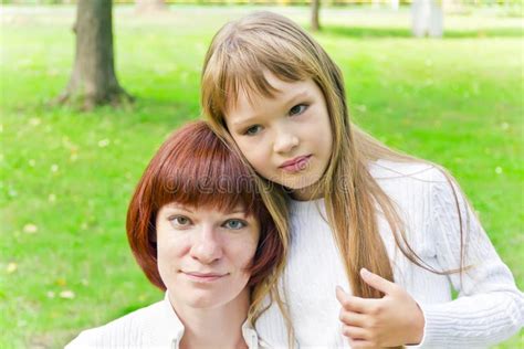 Mutter Und Tochter Stockfoto Bild Von Kaukasisch Sechs