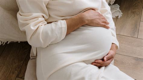 Download Pregnancy White Clothes Wallpaper