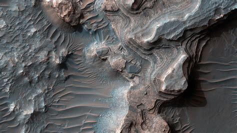 Nasa Unveils Incredible High Def Image Of Layered Martian Crater Photo