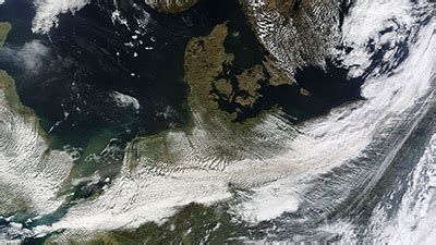 Aus dem krater entweicht nur noch dampf. Island-Vulkan lähmt Flugverkehr - Eyjafjallajökull ...