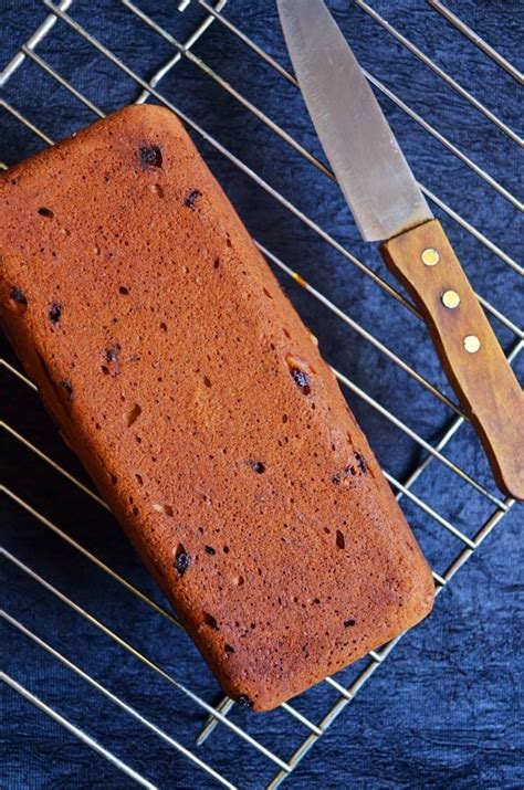 What is it about being cooped up inside that makes people want to pick up a bread pan or cookie sheet? Eggless banana bread recipe, make eggless banana bread