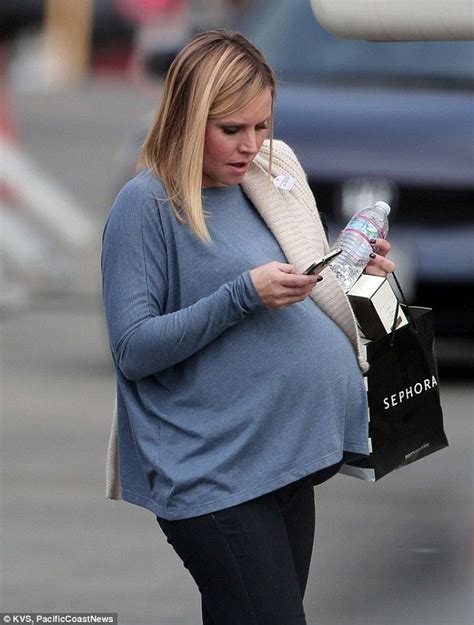 Heavily Pregnant Kristen Bell On House Of Lies Set Kristen Bell