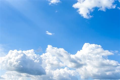 Cielo Azul Y Nubes Blancas Foto Premium