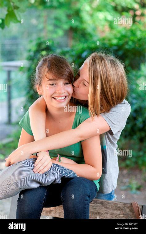 Two Teenage Girls Kissing Teen Fotografías E Imágenes De Alta