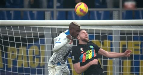 A jugador del Napoli se le salió el ojo tras chocar con defensor del Inter La Verdad Noticias