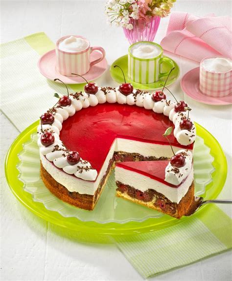 Finden sie hochwertige fotos, die sie anderswo vergeblich suchen. Rotkäppchen-Torte mit Kirschen Rezept | LECKER