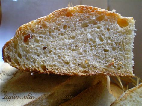 In questa esclusiva video lezione valeria e margherita simili spiegano come fare in casa il pane pugliese, una variante dalla mollica morbida racchiusa in una. pane pugliese fatto in casa